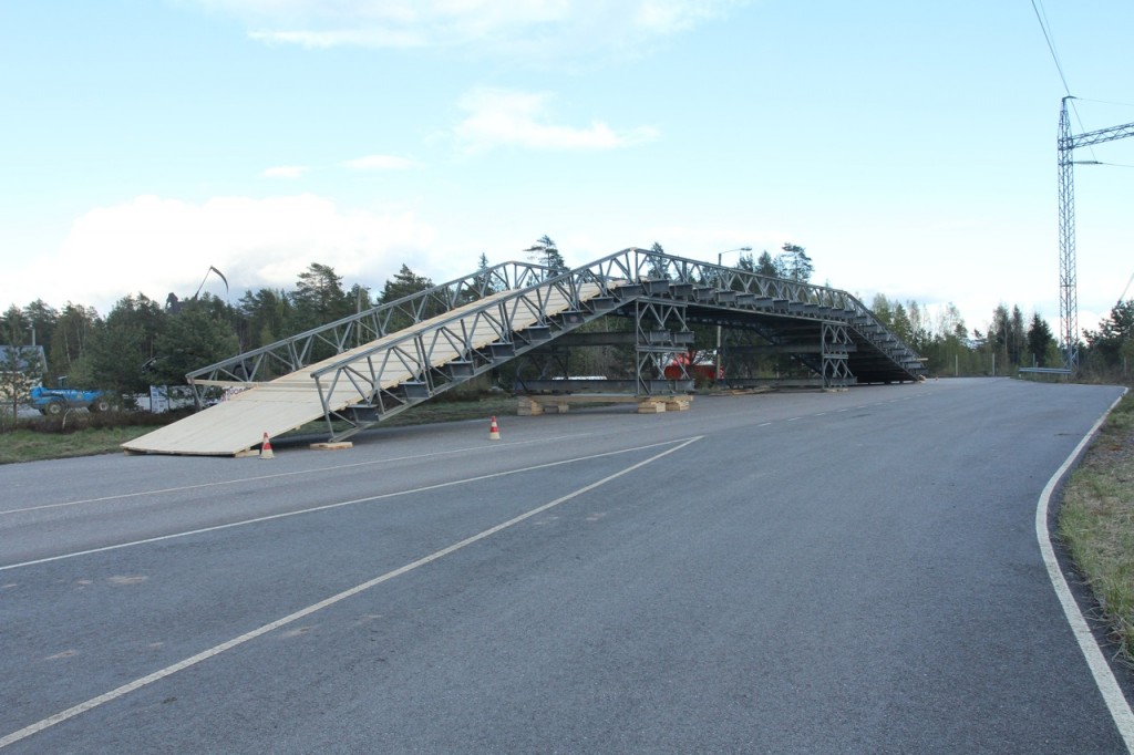 Valmis silta, josta suunnistajat kulkevat aikanaan yli ja yleisö ali. Kuva: Jari Virtanen.