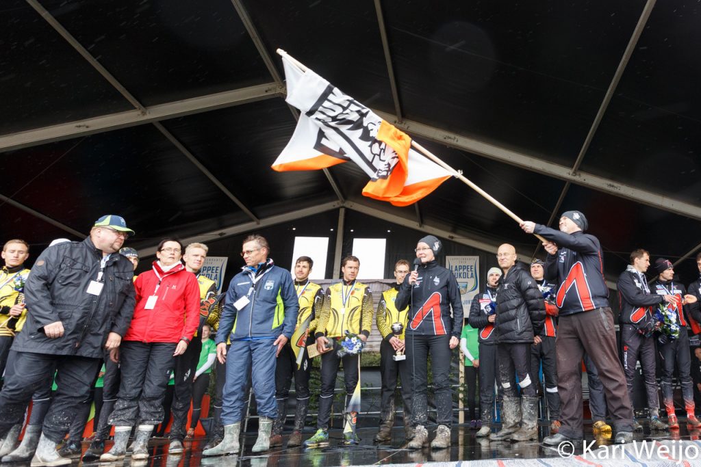 Jukolan lippu luovutettiin Joensuu-Jukolan edustajille.