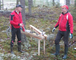 Valmiiden rastipukkien äärellä