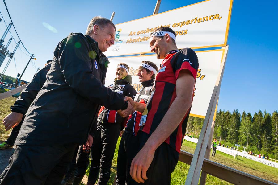 Presidentti onnittelee tuoreita Jukola-voittajia.