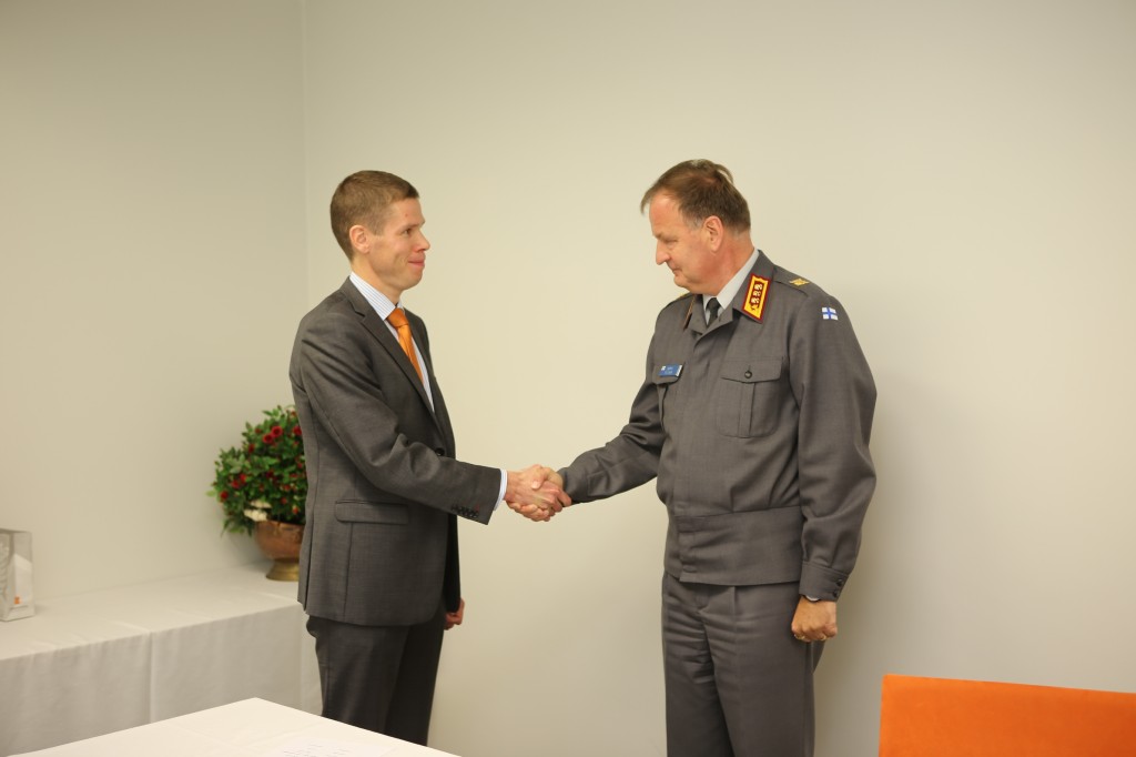 Event Director of Louna-Jukola Janne Virtanen (on the left) and the Commander of the Finnish Army, Lieutenant General Seppo Toivonen after signing the cooperation agreement. Photo: Finnish Defence Forces.