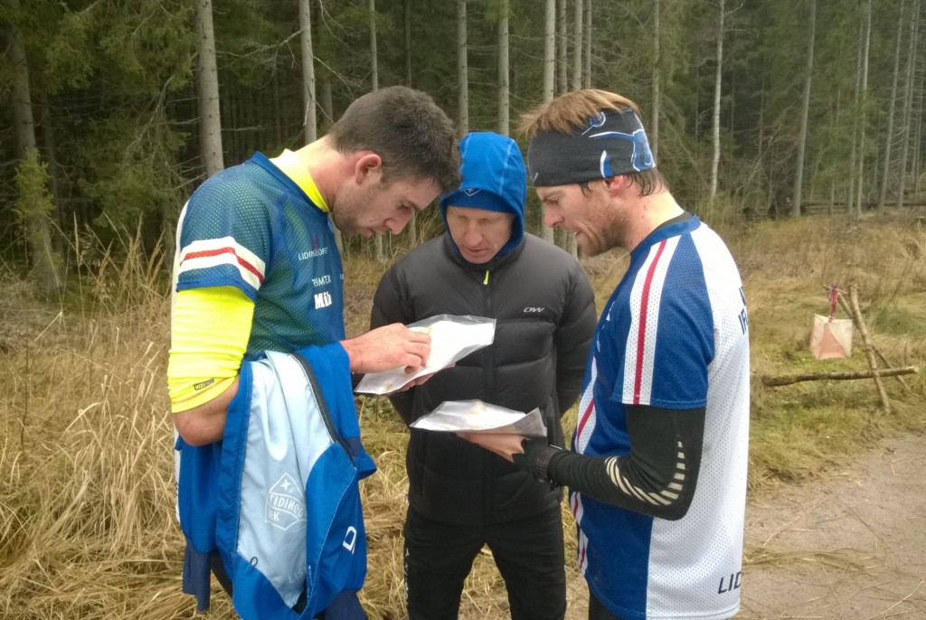 IFK Lidingön Nicolas Simonin, Mårten Boström ja Øystein Kvaal Østerbø käyvät läpi viestiharjoitusta Paimiossa. Kuva: Antti Veijalainen.