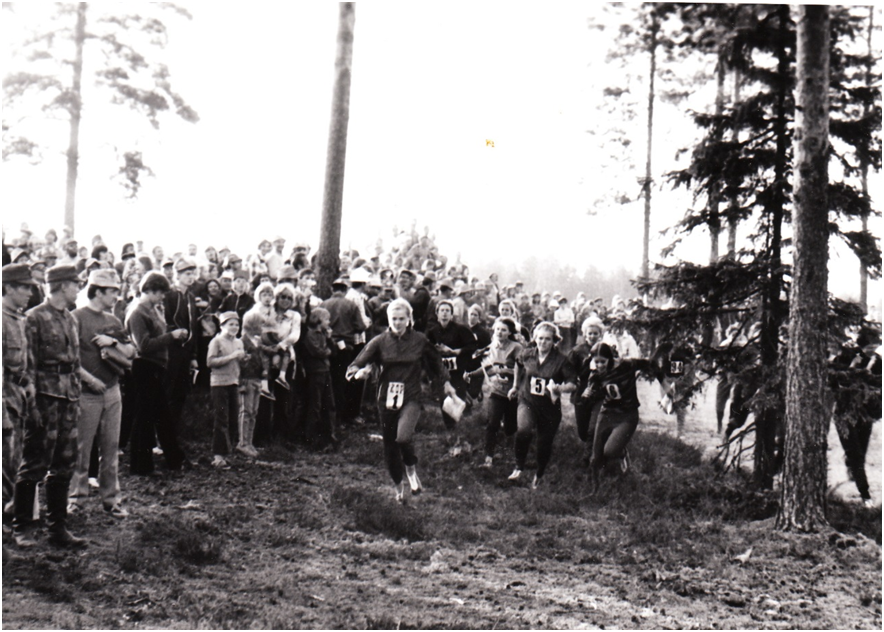 The Venla Run 1972 has just started. Leading the bunch is the future world champion and orienteering icon, Liisa Liukkonen (later Veijalainen, nowadays Peltola) of Piikkiön Karhu. Photo: Photo archives of the city of Paimio.