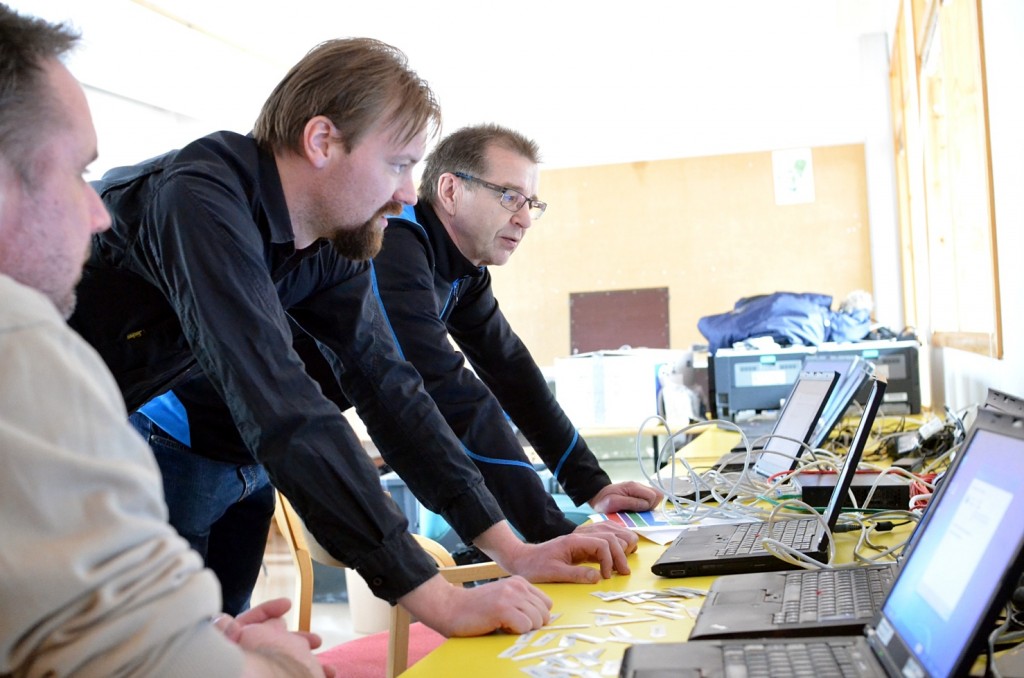 Jouni Laaksonen (left), Henri Lehtinen and Keijo Hintukainen keep a close eye on the software installation. Photo: Liisa Käiväräinen.