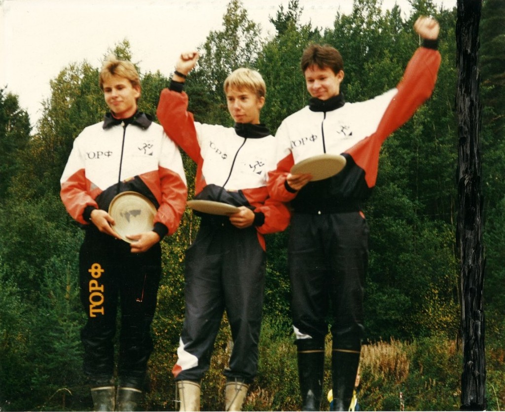 Turun Suunnistajien kova kolmikko voitti H16-sarjan SM-viestikullan vuonna 1990 Vihdissä. Kari Kauniskangas (oik.) suunnisti avausosuuden. Viestiä jatkoivat Juha Vaininen (keskellä) ja sittemmin peräti viisinkertainen Jukola-voittaja Tommi Tölkkö. Kuva: Urpo Vaininen.
