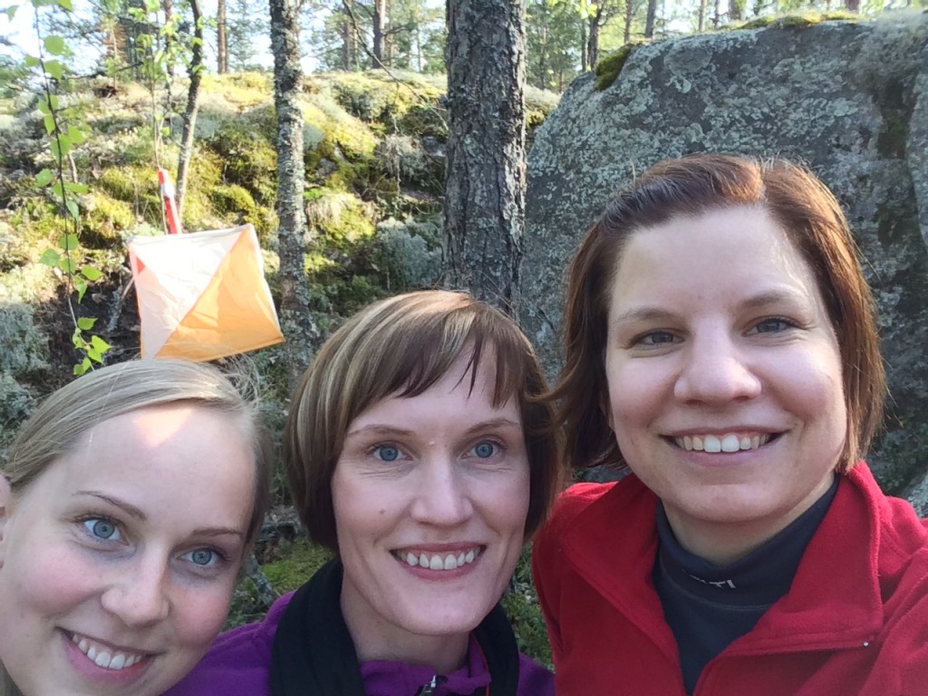Sweco Ympäristön Turun-toimiston "Venlat" Satu Mäkinen, Lotta Heinonen ja Maiju Hannuksela Paimion harjoitusmaastoissa.
