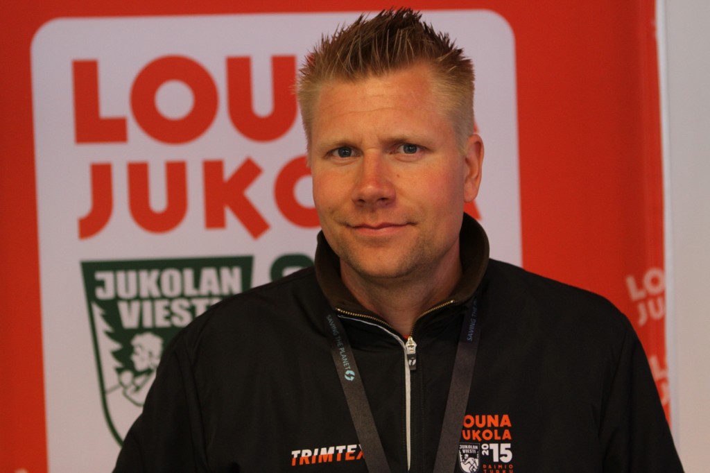 Ratamestari Jukka Oksa on hyvissä tunnelmissa, kun Jukolan kärki on saatu maaliin. Kuva: Heikki Silvennoinen