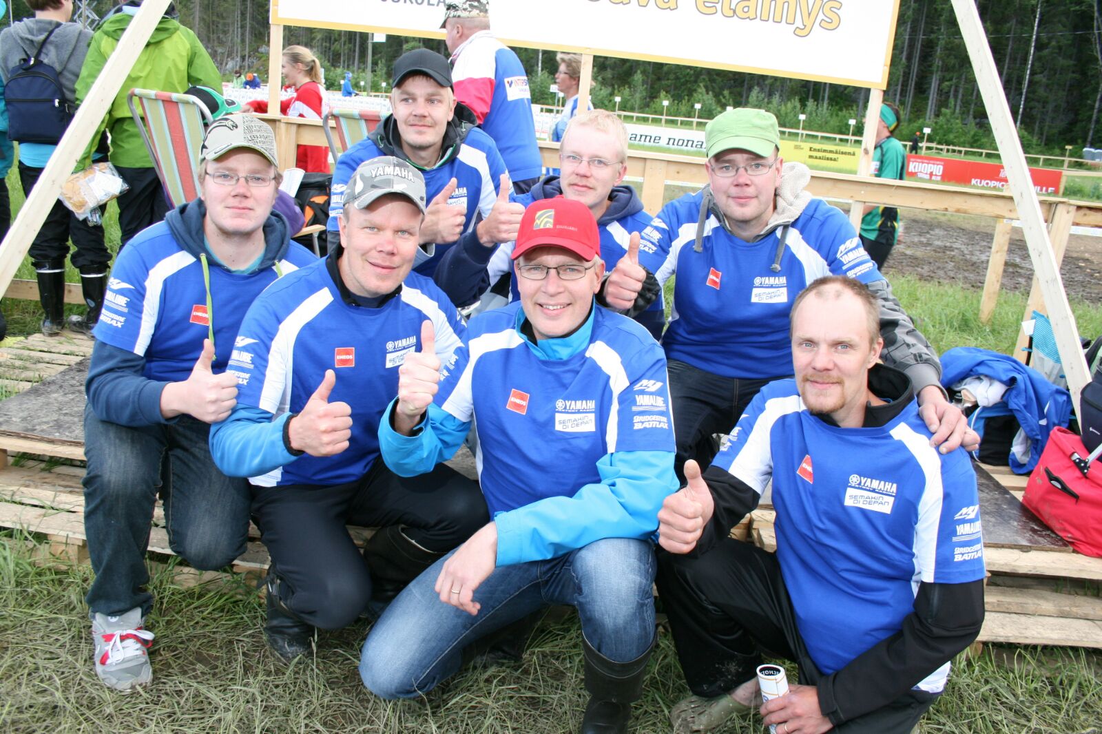 Nenosen veljekset Kuopio-Jukolassa. Alh. vas. Ari, Sami, Timo, Esa, ylh.Ville, Juho ja Sauli.