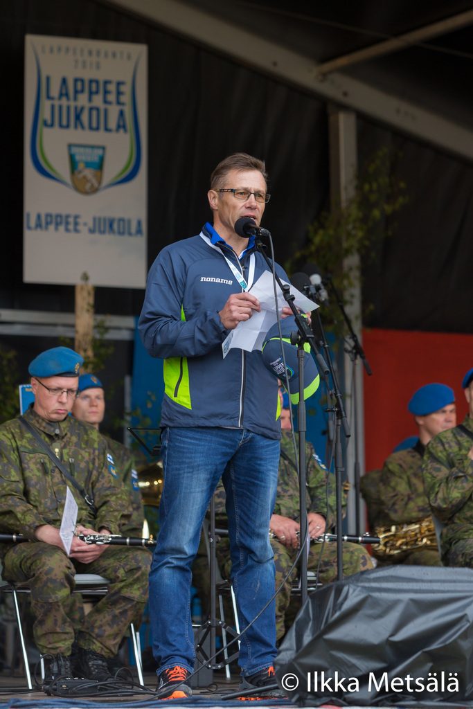 Laget Lappee Rientos Juha Heimala öppnade evenemanget med tävlingsledarens hälsning.