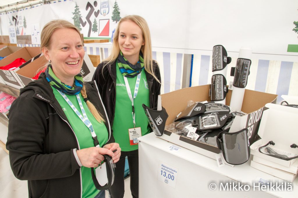 Mari-Anne Puustelli and Sara Puustelli introduce the Jukola shop products.