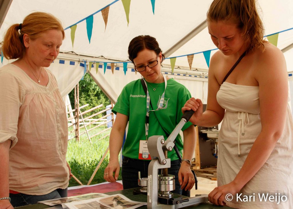 Sanna Vesa (left) ja Johanna Tiainen (right) have planned a craft point for the children as a part of their practiical nurse studies in Saimaa vocational school. Kati Korhonen is head of the program for the whole Jukola. 